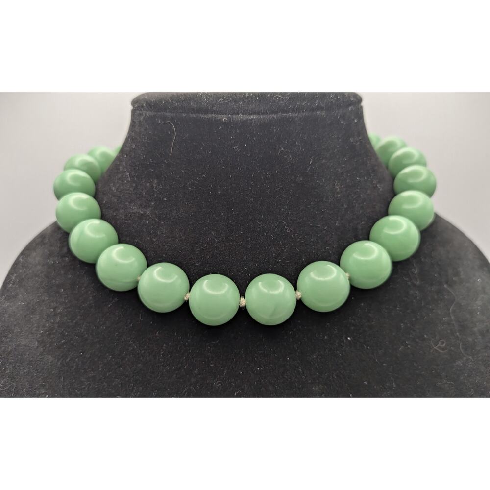 Vintage Teal Green Graduated Bead Necklace Round Lucite Gold Tone Clasp 16in